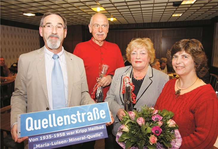 Harry Sander (l.) bedankte sich bei (v.l.) Arno Matuszak, Renate Heckenbach und Elke Geil. AB