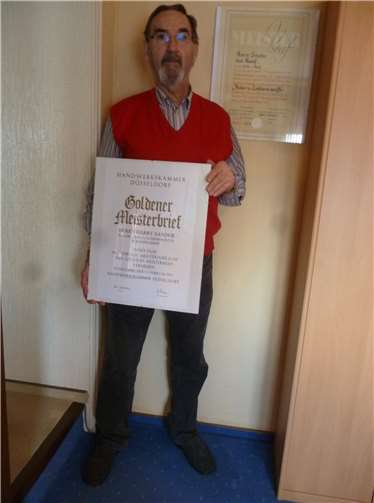Harry Sander mit seinerm goldenen Meisterbrief. Foto: privat