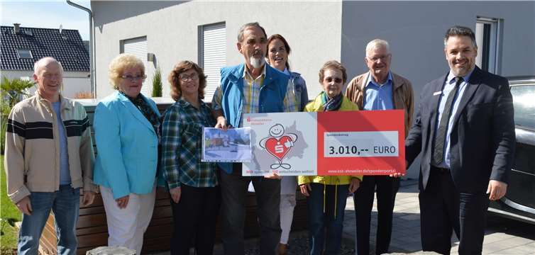 Harry Sander und seine Mitstreiter vom Bürger- und Heimatverein Kripp bei der Scheckübergabe durch den KSK-Geschäftsstellenleiter Kripp Mario Caspari (rechts).Foto: ab