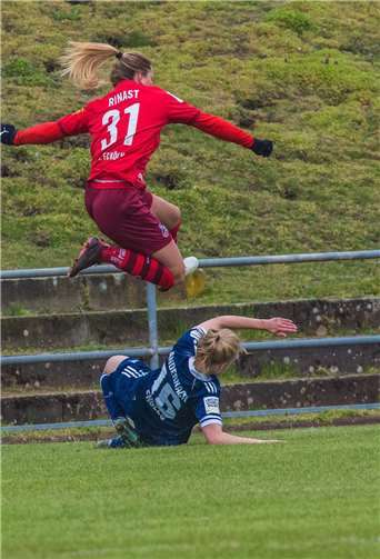 Hart aber fair. Die als Comedy-Künstlerin und Musikerin bekannte Schweizer Nationalspielerin Rachel Rinast fliegt hier über Karla Engels.Fotos: Roland Schäfges - www.myfoto24.eu