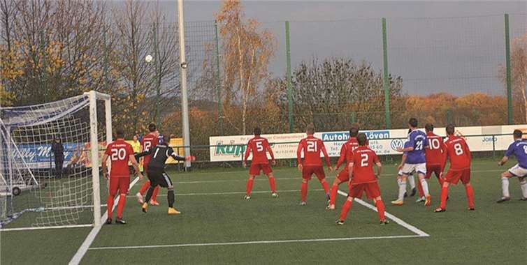 Hart erkämpftes Unentschieden: Die wechselgebadeten Zuschauer sahen in Uckerath zwei völlig unterschiedliche Halbzeiten. privat