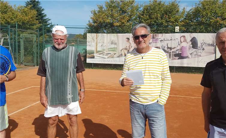 Hart umkämpft waren die Halbfinale und das Finale bei den Herren 70 zwischen (v.l.): Robert Riethmüller, Klaus Köhl, Franz Dewinklo und Gerhard Grumptmann. Fotos: privat