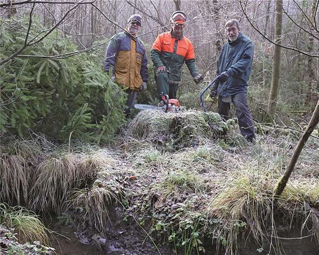 Harte Arbeit für den BUND am Wirftbach Nähe Nürburgring (v.l. Reinhard van Ooyen,Andreas Schmickler, Klaus Liewald)Privat