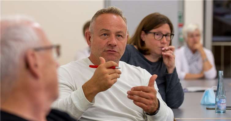 Harte Arbeit in den Workshops, hier zum Thema „Bauen, Wohnen und Erneuerbare Energien“. Ideen wurden in Listen gesammelt, diskutiert und nach Prioritäten sortiert. Fotos: Eckhart Schneider/VG Selters