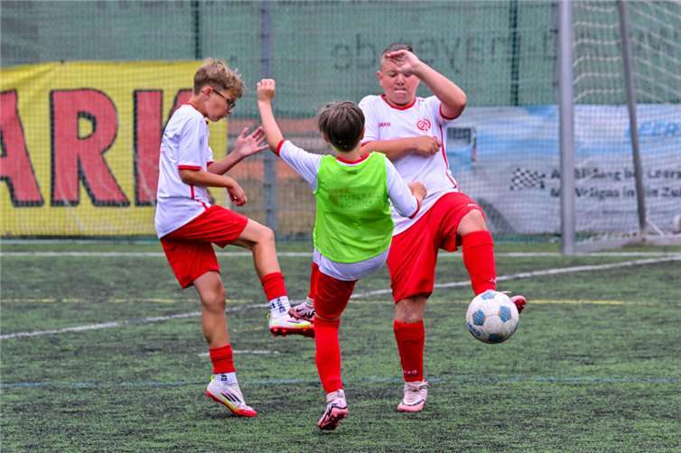 Training mit Profi-Trainern begeistert junge Kicker in Mayen Harte, aber faire Zweikämpfe. Foto: Peter Seydel