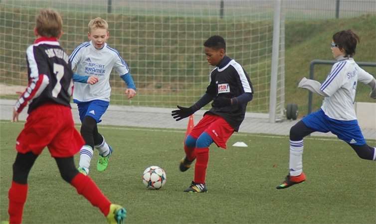 Harter Kampf um den Ball.privat