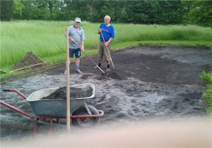 Hartmund Hofer und Hermann-Josef Baecker beim Herrichten des Bouleplatzes.  Privat