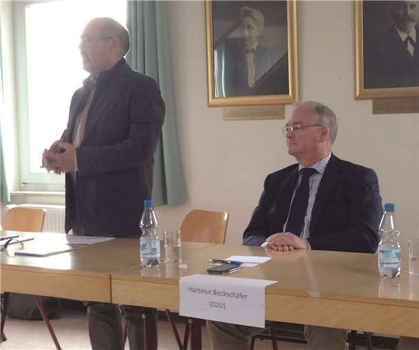 Hartmut Beckschäfer bei der Podiumsdiskussion (sitzend). privat