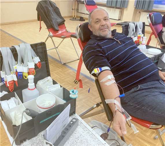 Hartmut Brosell spendete in Dernau zum 211. Mal Blut. Die eigentliche Blutspende dauert etwa fünf bis zehn Minuten, im Anschluss bleiben die Freiwilligen noch zehn Minuten liegen, ehe sie vom Roten Kreuz eine Stärkung in Form eines Imbisses oder Lunchpakets erhalten.  Foto:Franz-Josef Schneider / DRK-Blutspendedienst West
