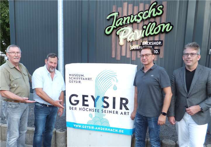 Hartmut Dressel, Arthur Fickler, Janusch Fischer und Christian Heller beim Vor-Ort-Termin vor Januschs Pavillon.Christian Greiner