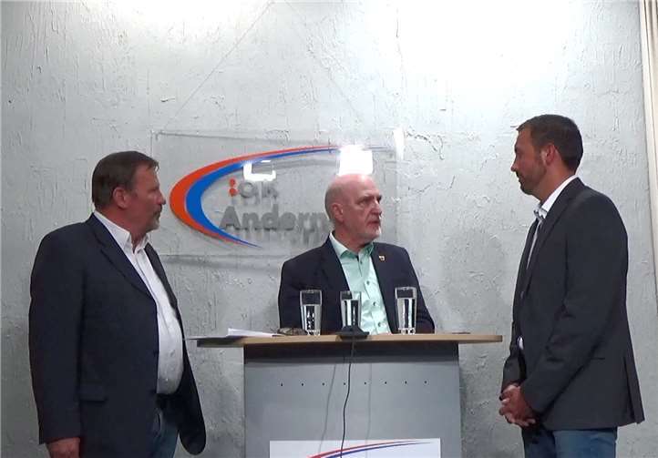 Hartmut Dressel, Fraktionsvorsitzender der FWG-Stadtratsfraktion und Ortsvorsteher im Stadteil Namedy und Christian Greiner, Stadtratsmitglied und ehrenamtlicher Beigeordneter der Stadt Andernach erläuterten Alfred Adams ihre Pläne für die zukünftige Ratsarbeit.Foto: privat