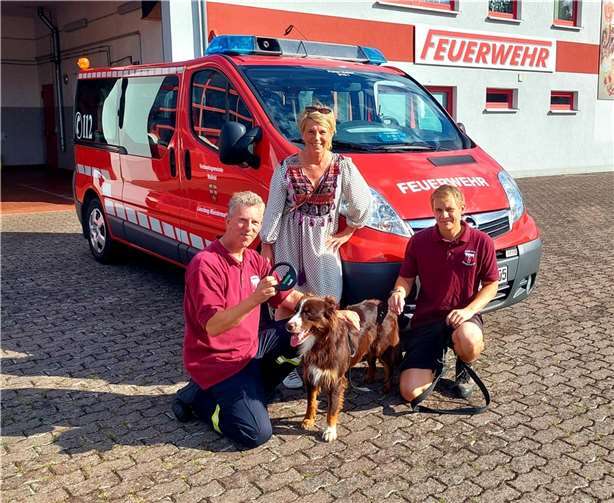 Hartmut Hahn, Alexandra Bungert-Brozek und David Kulp mit Hund Elliot bei der Übergabe.  Foto: privat
