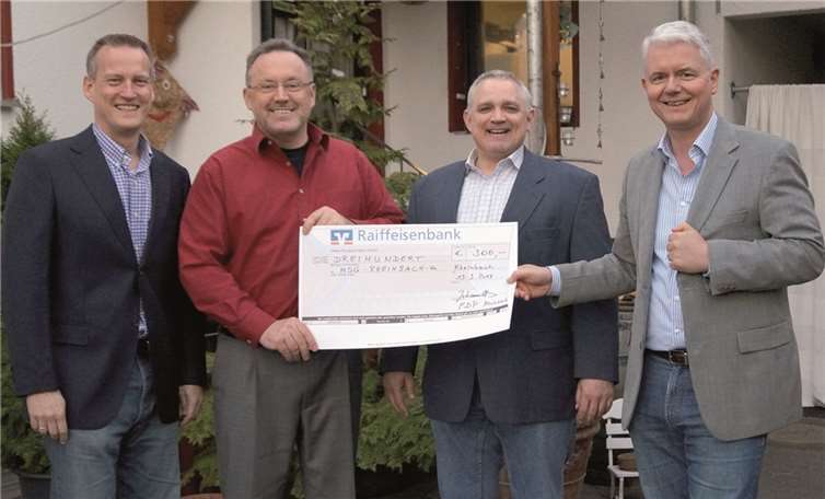 Hartmut Johannlükens und Karsten Logemann von der Rheinbacher FDP überreichen die Spende für die Jugendarbeit an Lars Kazimierski und Thomas Schloßbauer von der HSG Rheinbach-Wormersdorf. privat
