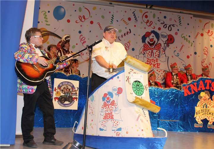 Hartmut Keuler überzeugte nicht nur als Büttenredner, sondern auch als Solist mit Gitarrenbegleitung von Detlef Wittke.