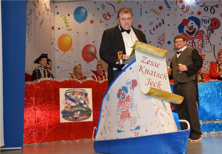 Hartmut Keuler und Mundschenk Florian Schopp sorgten für einen furiosen Auftakt – und das nicht nur wegen des von Schopp servierten Kölschs.