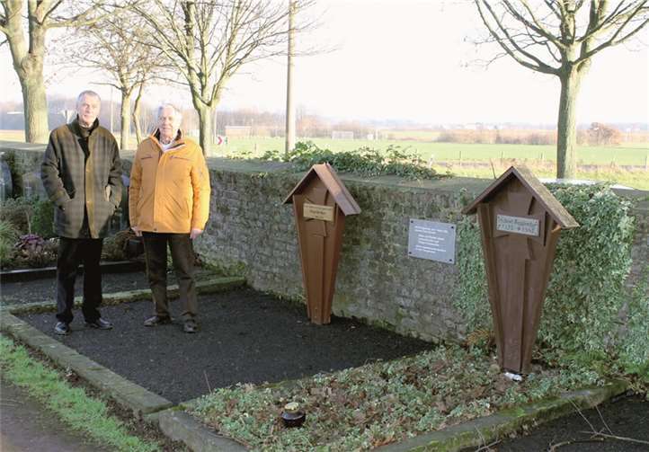 Hartmut Neumann, Vorsteher des Ortsausschuss Niederdrees und Friedhelm Schurz Ortsvorsteher Niederdrees richteten die Gedenkstätten wieder her. WP