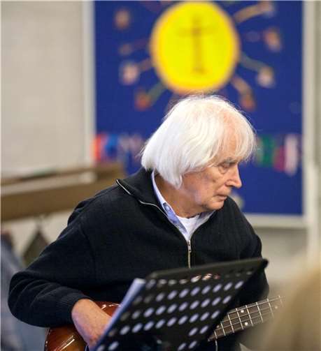 Hartmut Priess von den Bläck Fööss an der Gitarre die St. Josef-Sänger bei ihrem Auftritt in Berkum. 