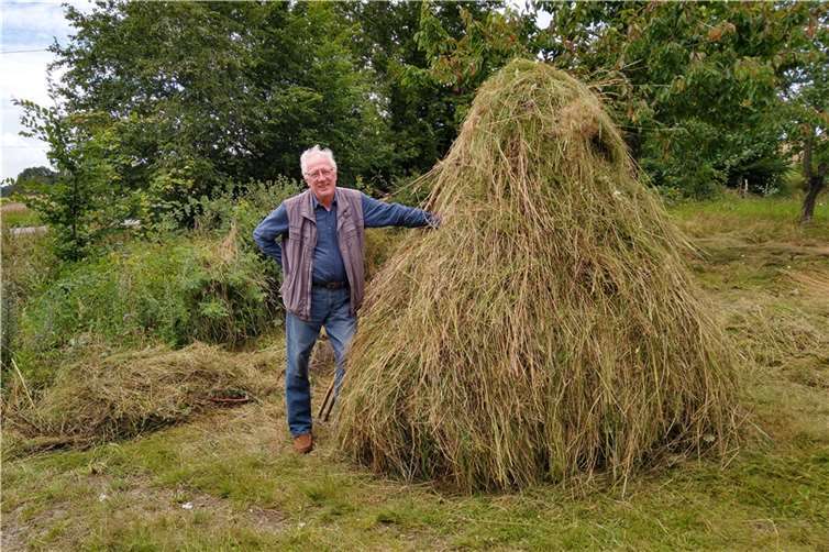 Hartmut Winkls mit dem errichteten Heubock. Foto: KV MYK