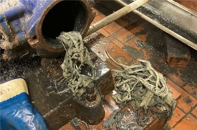 Hartnäckige Verstopfungen sind die Folge von falsch entsorgten Hygieneartikel.  Foto: Stadt Sinzig
