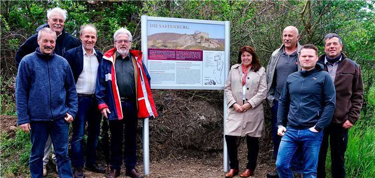 Hartwig Baltes (Vorsitzender des Vereins zur Förderung der Saffenburg e.V. - v.li.),Gerd Baltes, Sebastian Schmitz, Hubertus Kunz (Ortsbürgermeister Mayschoß), Gertrud WiemerVertreterin des Sponsors KSK-AW), Winfried Ley (stellvertr. Vorsitzender),Rainer Claesges und Markus Hallerbach. Foto: -KG-