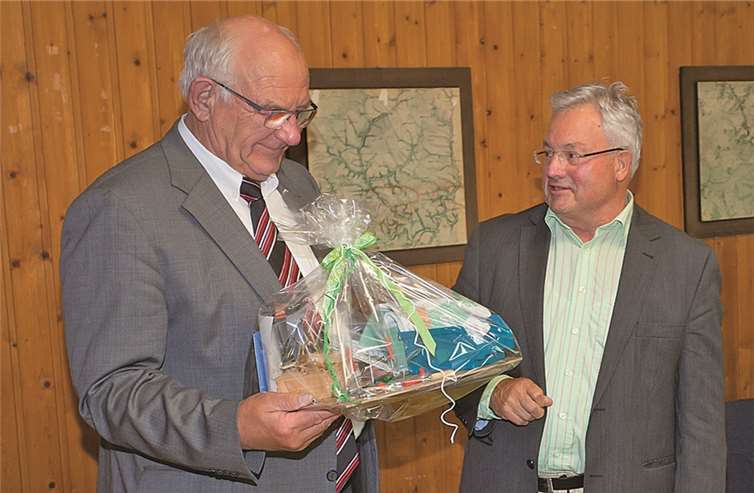 Kurt Nies offiziell verabschiedet Hartwig Kaulbach (2. v. l.) dankte im Namen des Rates mit einem Geschenk.