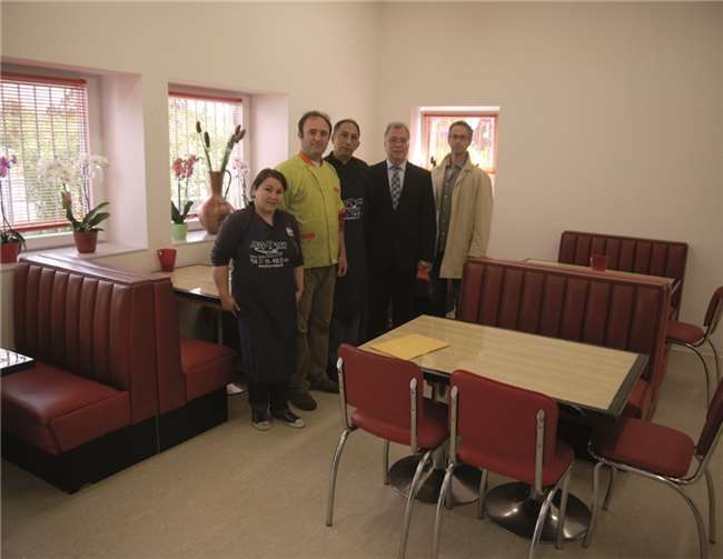 Hasan Polat (Mitte) mit Mitarbeitern sowie Bürgermeister Eckhard Maas und Fachgebietsleiter Udo Müllenborn. privat