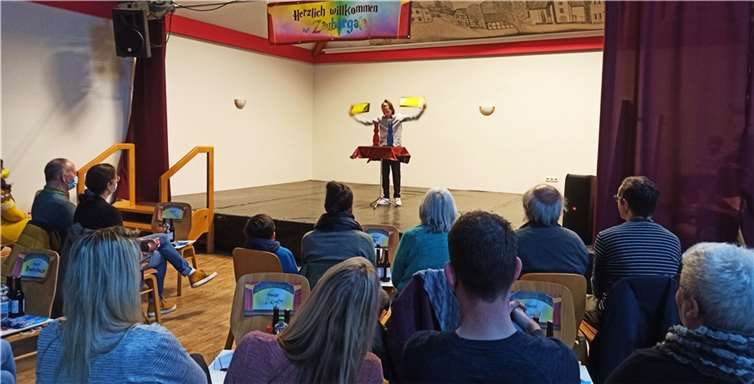 „Hasendompteuer“ Felix Wülfing aus Swisttal hatte seine Hasen voll im Griff, die ständig wie von Zauberhand ihre Farben wechselten. Das Publikum war verblüfft. Foto: privat