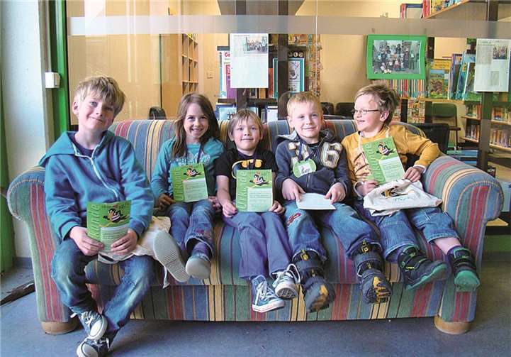 Hat Spaß gemacht - die Kinder vom Villiper Familienzentrum entspannen nach der Bibfit-Aktion auf dem Lesesofa.