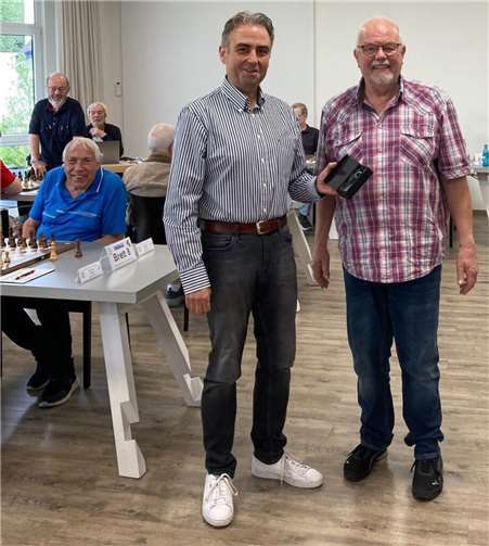 Hat gut Lachen - George Bruziks (re.) während der Auszeichnung für die schönste Partie. Quelle: Schachclub Kettig