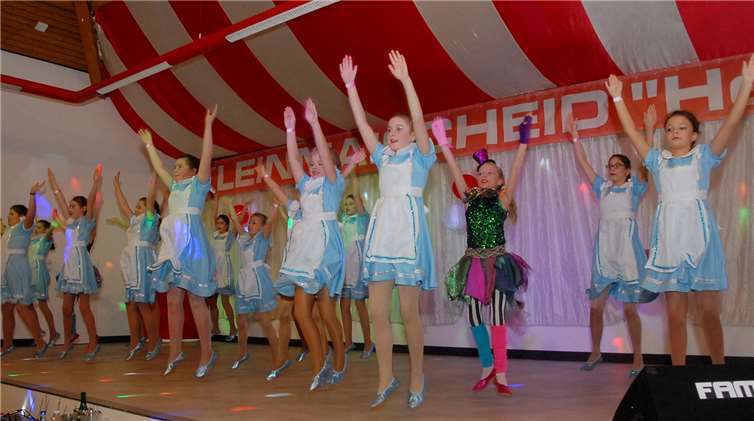 Hatte Musicalcharakter: Der Auftritt derKindergruppe zum Thema „Alice im Wunderland“.