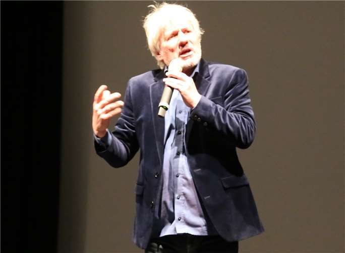 Hatte den Saal fest im Griff: Kabarettist Jürgen Becker.StF