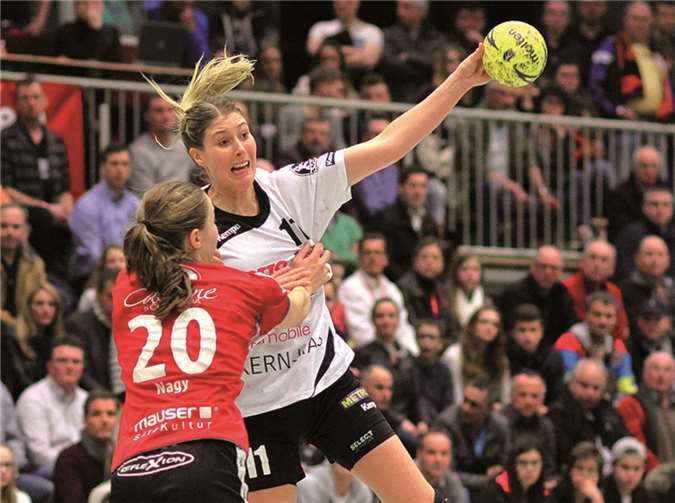 Hatte es - wie viele ihrer Mitspielerinnen - schwer: #11 Hildur ThorgeirsdottirDurchsetzungsstark im 1 gegen 1: #13 Prudence Kinlend