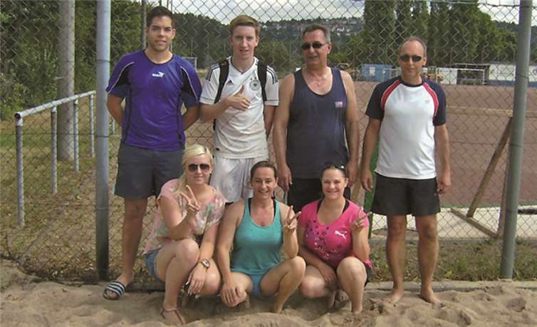 Hatte viel Spaß beim Beachvolleyball in Kesselheim: das Team des TuS St. Sebastian. privat