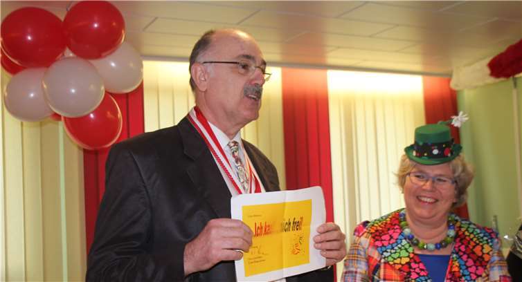 Hatte vorgesorgt: Hans-Josef Marx hatte sich einen Freibrief („Ich kaufe mich frei“) ausgedruckt, seine Krawatte büßte trotzdem erheblich an Länge ein.