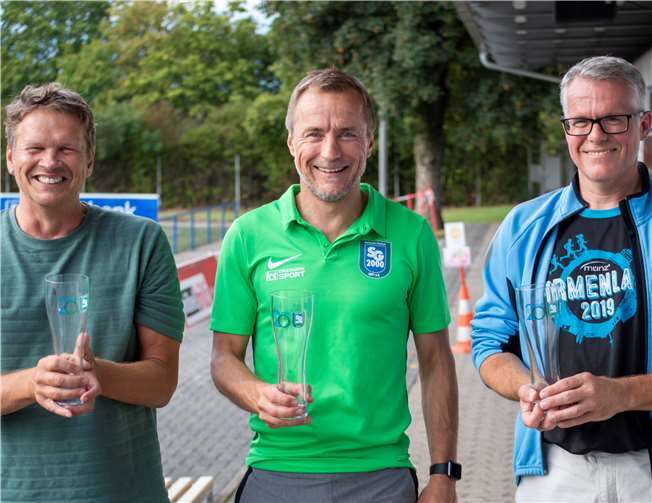 Hatten Spaß am kleinen Präsent des Vereins: v.l. Thomas Wecker (Leiter der Physioschule des Katholischen Klinikums, Thomas Arzbach (Trainer SG 2000) und Alex Schmitt (Dozent der Physiotherapieschule). Foto: privat