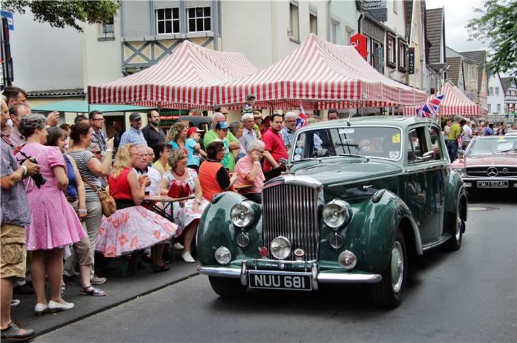 Hatten eine weite Anreise hinter sich, die Teams aus England Hier wird ein Bentley R-Type vom Team Osborn herzlich begrüßt.