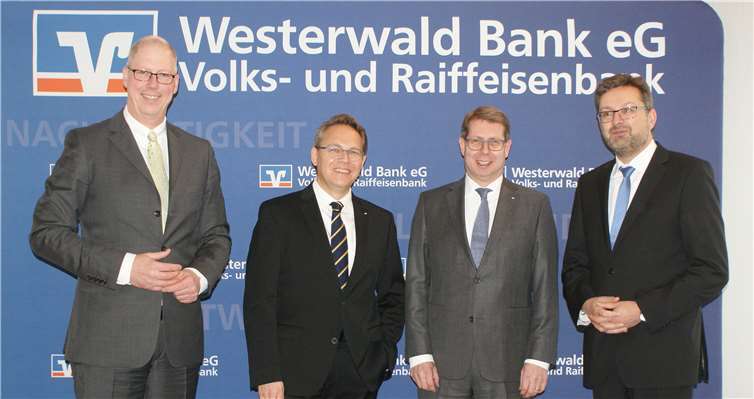 Hatten gute Nachrichten in der Bilanz-Pressekonferenz der Westerwald Bank: (von links) Vorstandssprecher Wilhelm Höser und seine Vorstandskollegen Dr. Ralf Kölbach, Andreas Tillmanns und Markus Kurtseifer. Foto: Westerwald Bank eG