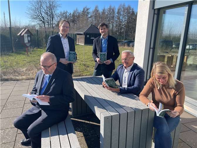 Hatten in dem Buch von (stehend von links) Horst Hohn und Daniel Robbel bei der Vorstellung gleich viel zu schmökern und zu entdecken: (von links) Die Landräte Dr. Peter Enders und Achim Hallerbach sowie „Wir Westerwälder“-Vorständin Sandra Köster.  Foto: privat