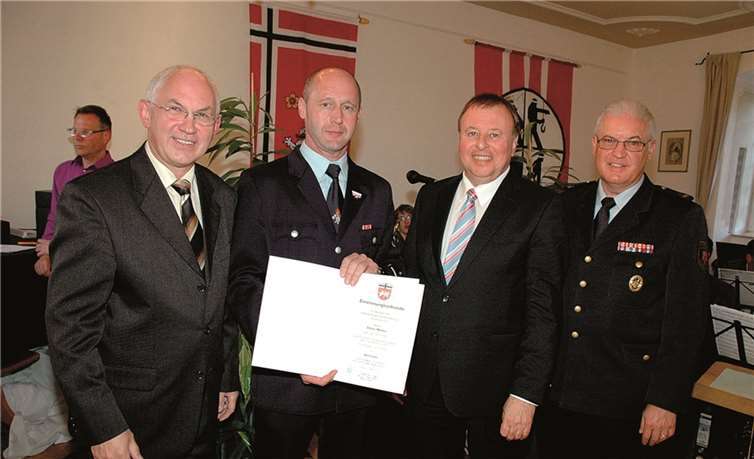 Hauptbrandmeister Dieter Merten wurde zum Wehrleiter ernannt (v.l.): Bürgermeister Hermann-Josef Romes, Wehrleiter Dieter Merten, Landrat Dr. Jürgen Pföhler und Kreisfeuerwehrinspekteur Udo Schumacher.
