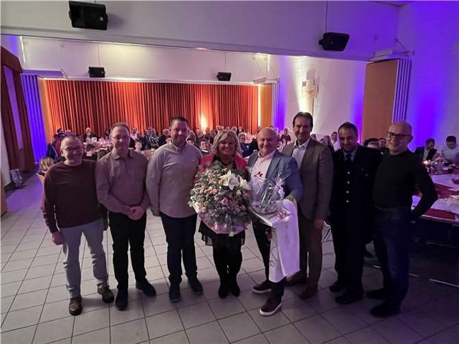 Hauptbrandmeister Norbert Jentzig (5.v.l.) erhielt aus den Händen des Vorsitzenden des Kreisfeuerwehrverbands Mayen-Koblenz, Jens Nikolai (2.v.l.) , die Ehrennadel in Silber des Landesfeuerwehrverbandes Rheinland-Pfalz.  Foto: : E. Brüning