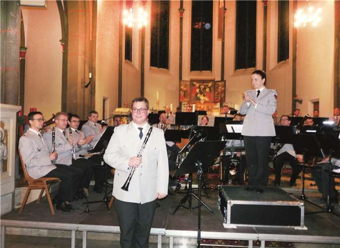 Hauptfeldwebel Michael Eder (Klarinette) intonierte ein wunderbares Solo aus der von John Williams komponierten Filmmusik „Schindlers Liste“.