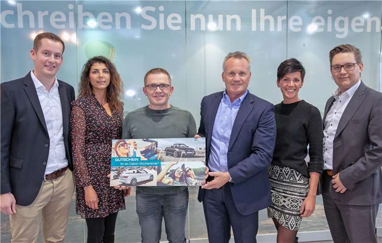 Hauptgewinner Olav Morsch (3. v.li.) freut sich bei der Autohaus Kempen Löhr Automobile Vertriebs GmbH in Meckenheim über ein Wochenende in einem Audi Cabrio. Es gratulierten (v.li.) Julian Brüning, Stephanie Willerscheid, Bruno Hilgers, Nina Kiehnle und Thomas Schumann. -Jost-