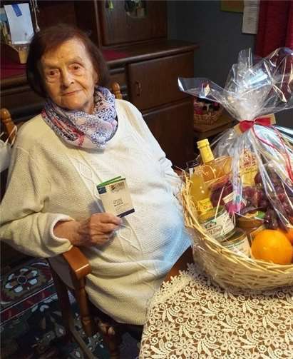 Hauptgewinnerin Sophie Knab aus Neuwied mit ihrem Präsentkorb im Wert von 50 Euro.Foto: privat