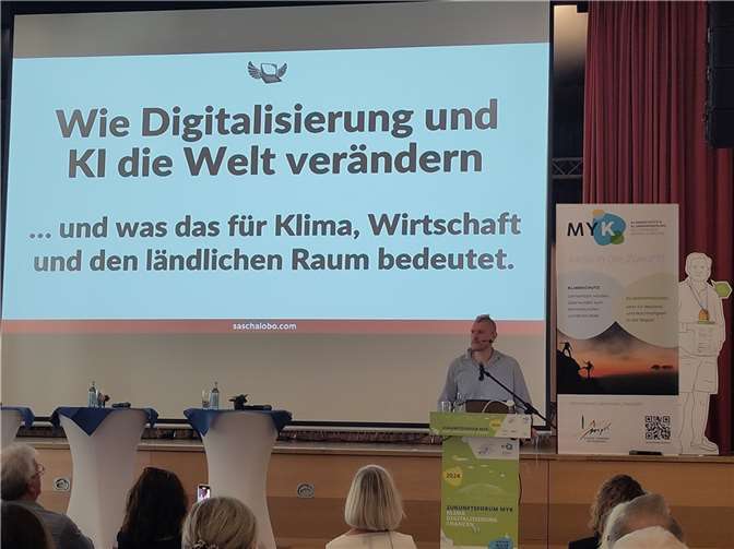 Hauptimpulssprecher war der medial einschlägig bekannte Autor und Journalist Sascha Lobo, der sich kritisch-konstruktiv mit den Auswirkungen der Digitalisierung auf Gesellschaft, Politik und Wirtschaft auseinandersetzte.  Foto: Hans-Georg Schönberg