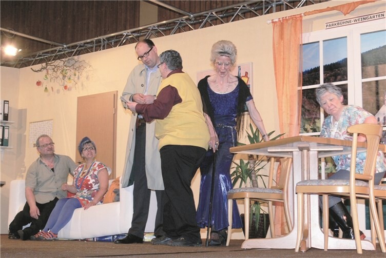 Hauptkommissar „Columbus Monk“ fehlt der Durchblick. Heimleiter „Schneiders“ versucht es mit Erklärungen.