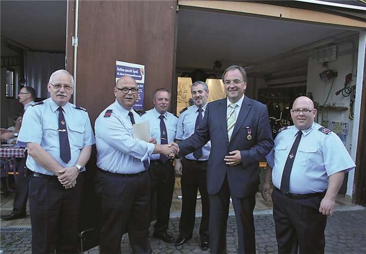Hauptlöschmeister Werner Cremer wurde wegen Erreichen der Altersgrenze aus dem aktiven Feuerwehrdienst entlassen und betreut jetzt die Jugendfeuerwehr Waldorf.