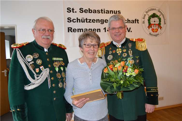 Hauptmann Bernd Schunk (l) und Präsident Wolfgang Strang dankten Margot Ockenfels, die sich seit Jahren bei Organisation und Durchführung des traditionellen Festes für behinderte Mitbürger engagiert.