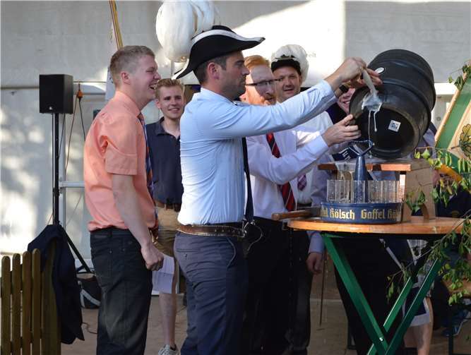 Hauptmann Florian Stadtfeld sorgte dafür, dass der goldgelbe Gerstensaft nach etwas misslungenem Fassanstich auch in die Gläser lief. 