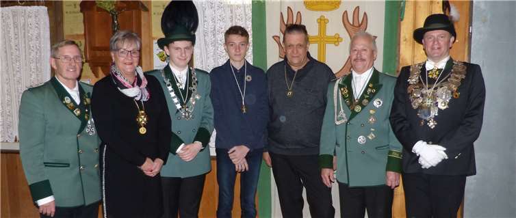 Hauptmann Hans-Peter Floter und „Schützenliesel“ Margarete Reimsbach zeichneten die Vereinsmeister 2019 aus, v.r.: König Stephan Pauly, Harald Braun, Michael Pausacker, Alessandro Nonn und Jungschützenkönig Matthias Pauly.