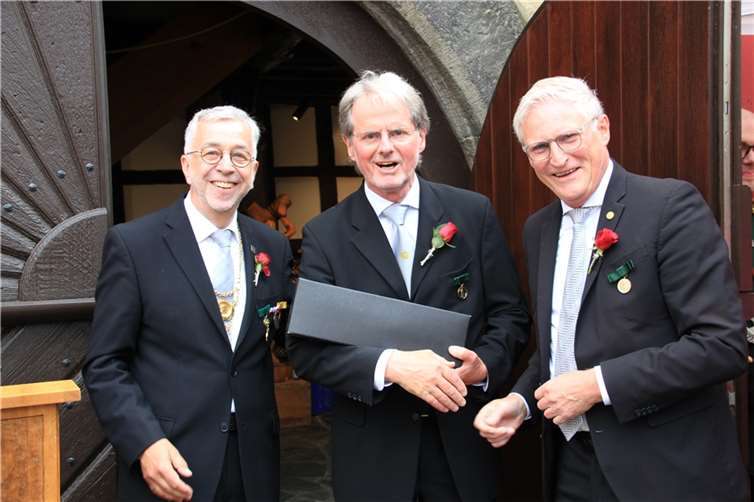 Hauptmann Jürgen Knieps (links) und Schatzmeister Dieter Zimmermann (rechts) danken Museumsleiter Werner Kathe für seinen Einsatz.  Foto: GS